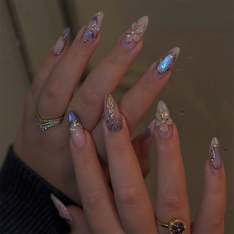 Elegante Kunstnägel mit floralem Design und farblichen Akzenten Brehn
