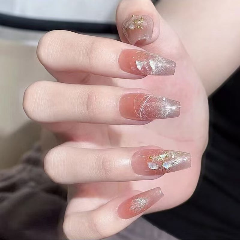 Kunstvolle Fingernägel mit Glitzerakzenten Brehn