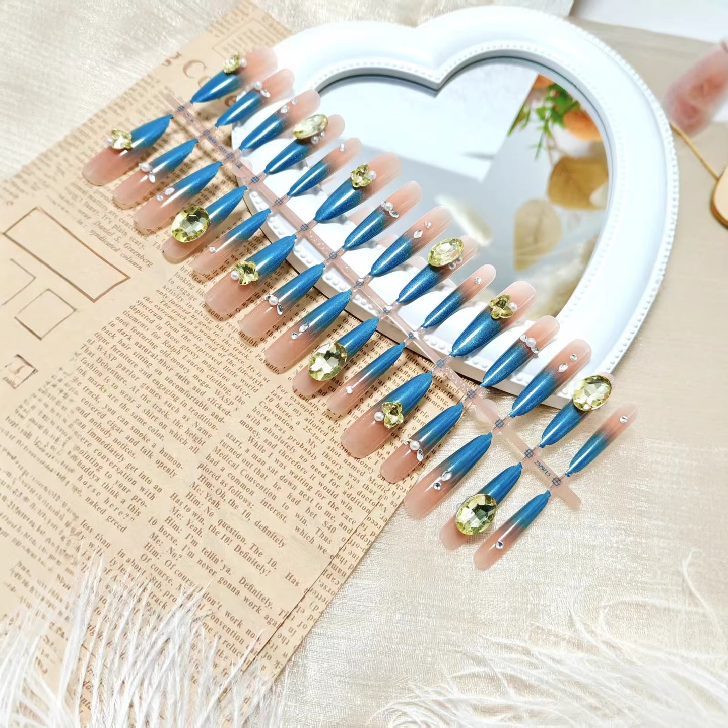 Kunstnägel Im Eleganten Stiletto-Stil mit Funkelnden Akzenten Brehn