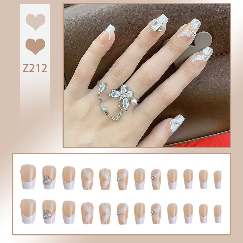 Elegantes Kunstnagelset mit filigranen Verzierungen und Glitzerelementen Brehn