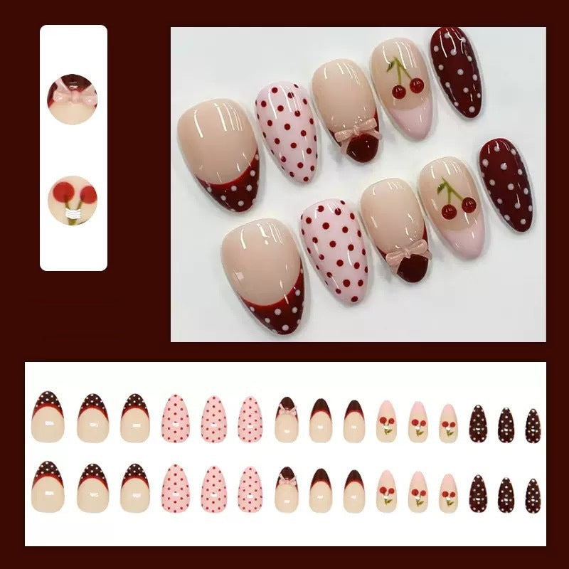 Kunstvoll gestaltete Nagelspitzen mit Kirsch- und Punkte-Motiven Brehn