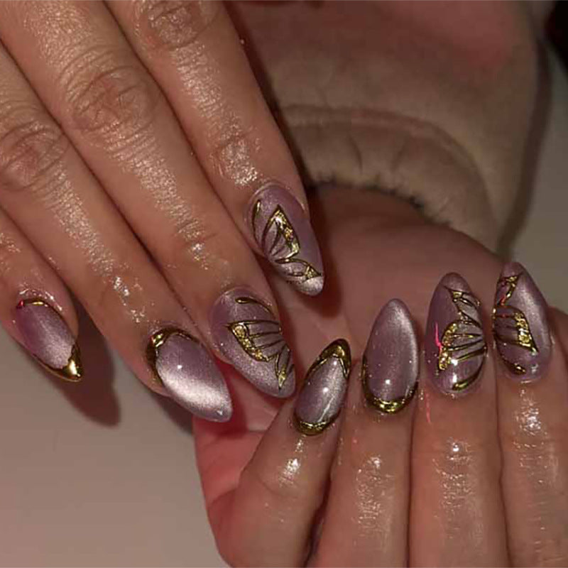 Kunstvolle Nagelverlängerungen mit goldenen Akzenten Brehn