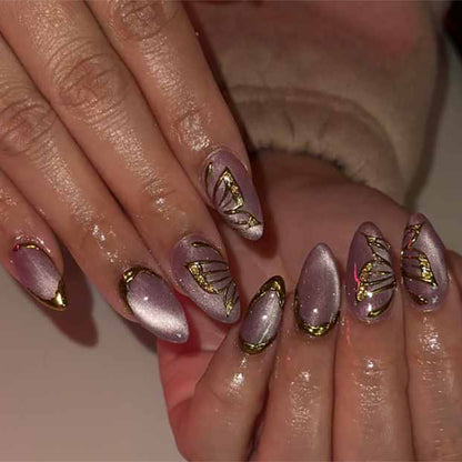 Kunstvolle Nagelverlängerungen mit goldenen Akzenten Brehn