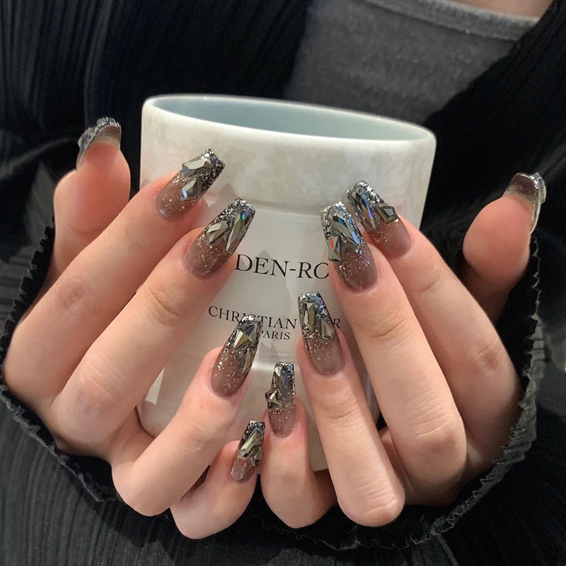 Kunstfingernägel mit Herzmotiv und Glitzerakzenten Brehn