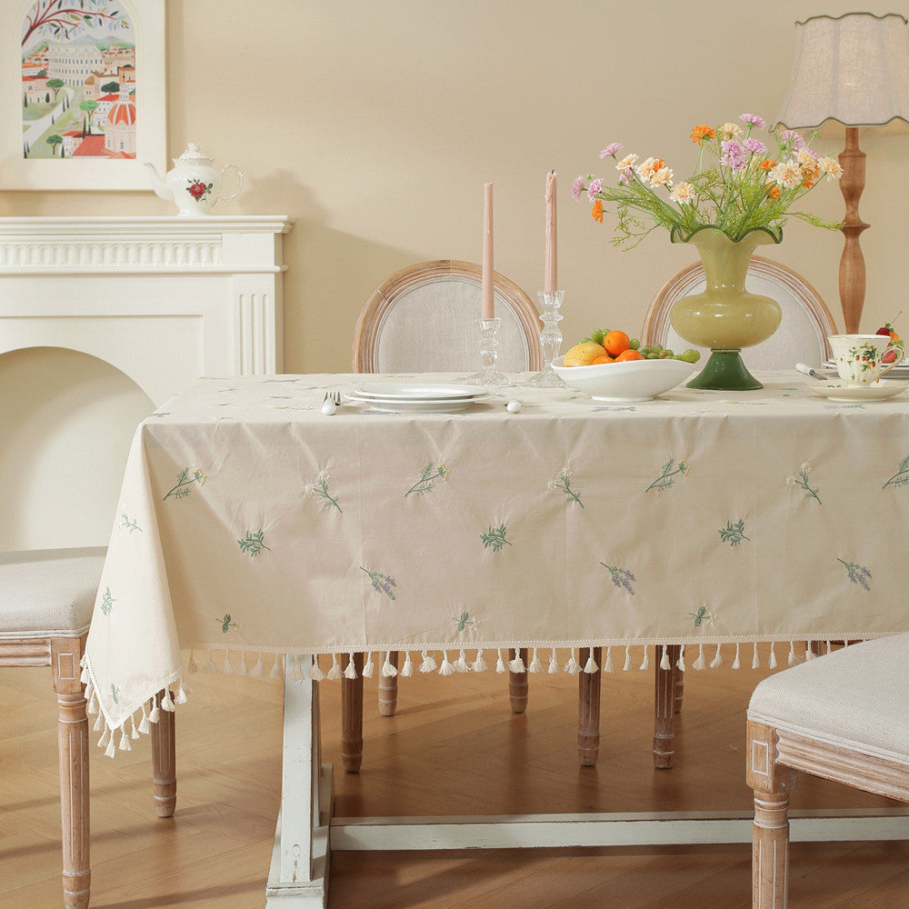 Bestickte Blumen-Tischdecke