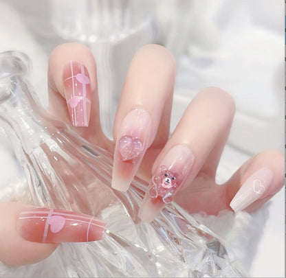 Glamouröse Nagelkunst mit Perlen und Glitzer Brehn