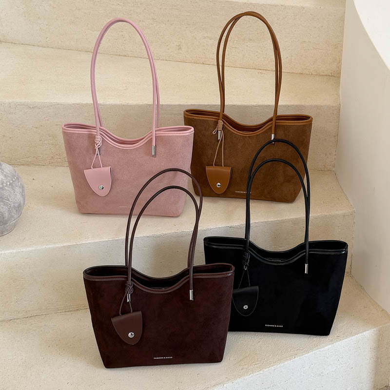 Chic Wildleder Tasche mit Dekorativer Tasche