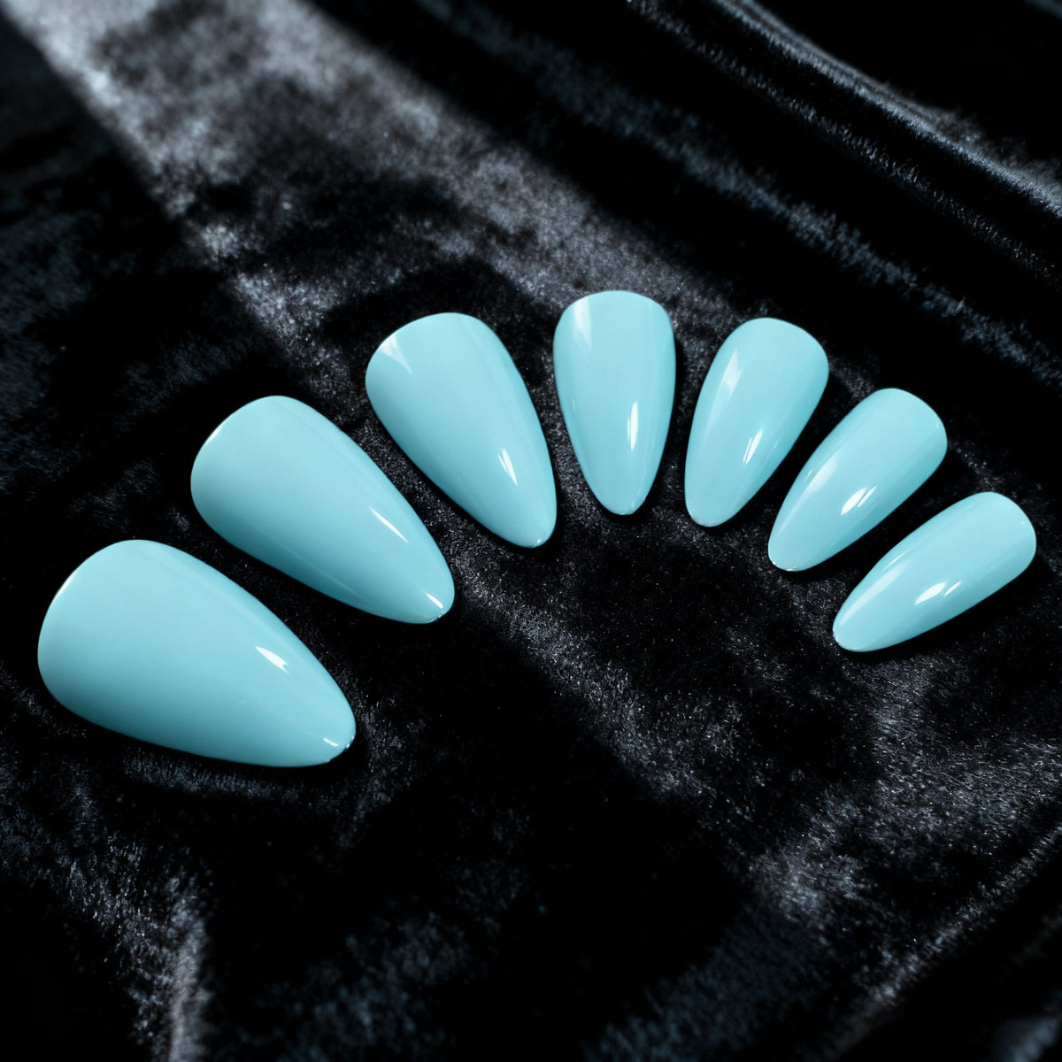 Elegante Glänzende Stiletto-Nagelveränderungen Brehn