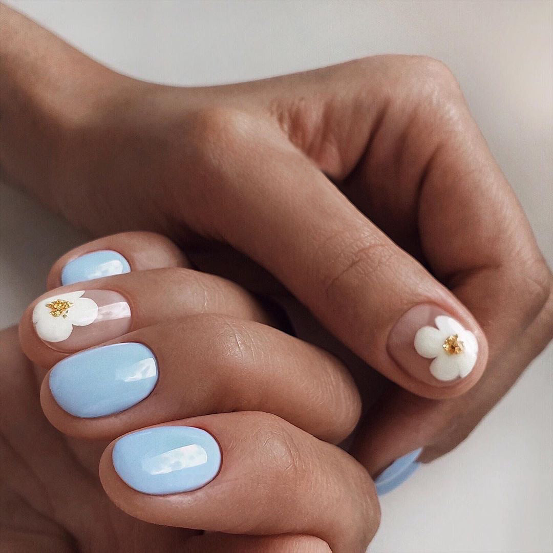 Kunstvolle Nagelkunst mit Blumenverzierung Brehn