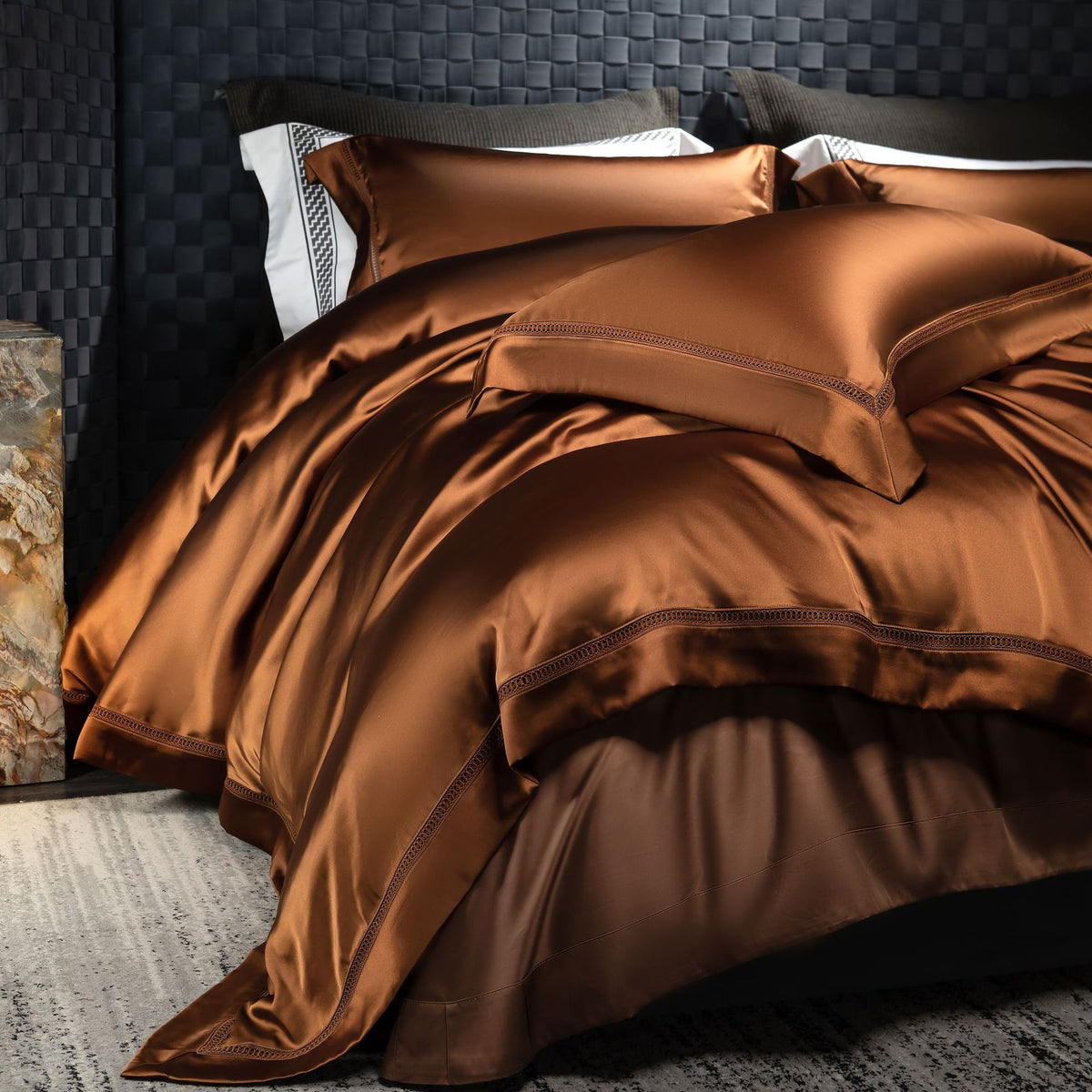 Luxuriöses Satin-Bettbezug-Set mit Maulbeergefühl und venezianischem Spitzen-Einsatz sowie tiefen Flanschen Kissenbezügen