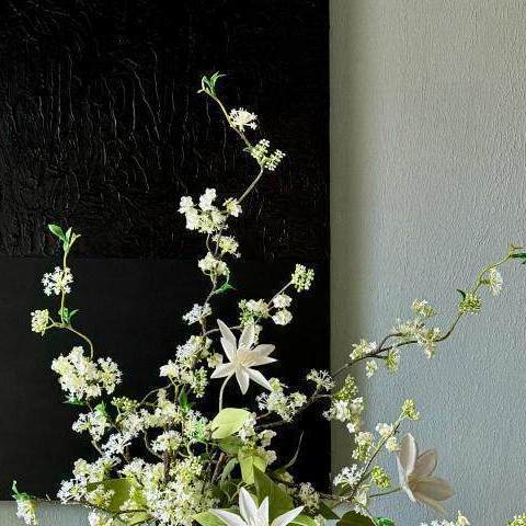 Künstliches Blumenarrangement mit dekorativer grüner Vase
