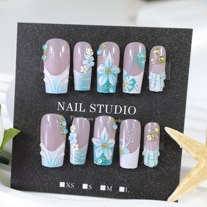 Kunstnagelset mit eleganten blumigen Verzierungen und Glitzerakzenten Brehn