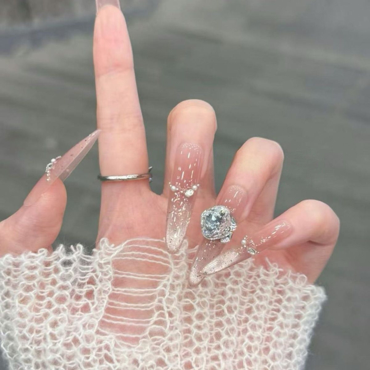 Künstlerische Stiletto Press-On Nagelkunst mit schimmernden Akzenten Brehn
