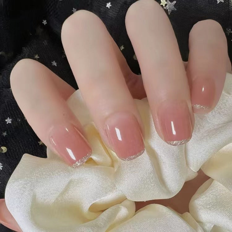 Elegante und schimmernde Nagelkunst Brehn