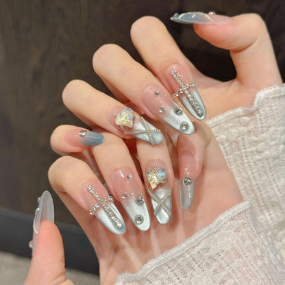 Dekoratives Press-On Nagelkunstset mit eleganten Strassakzenten