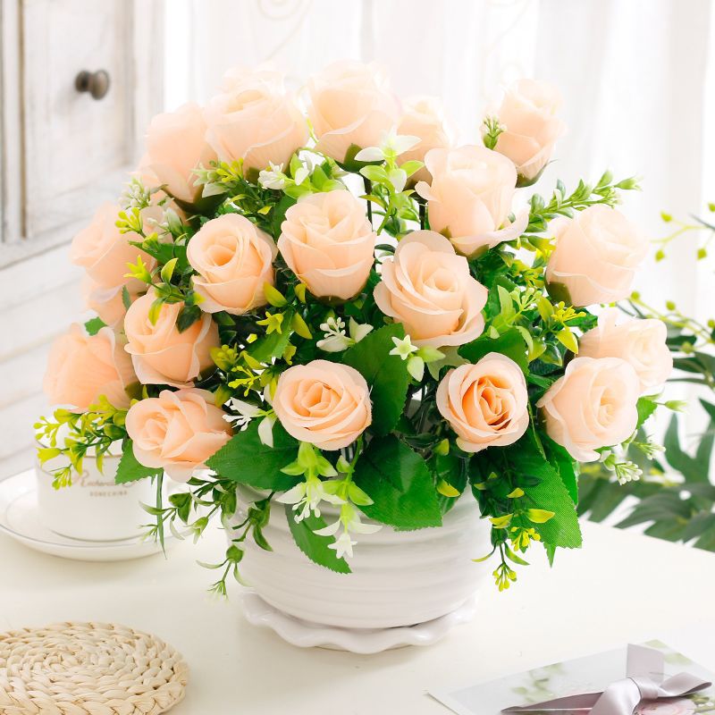 Lebendige künstliche Blumenarrangement