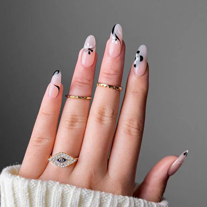 Kunstvolle Nagelverlängerungen mit elegantem Blattmuster Brehn