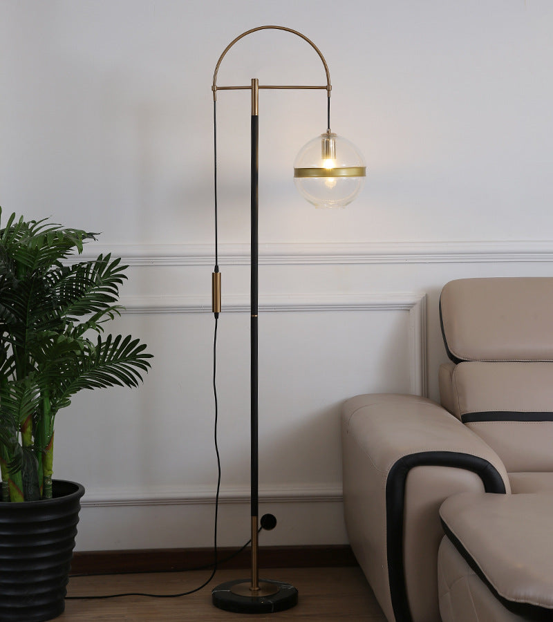 Moderne minimalistische Stehlampe mit Globenschirm