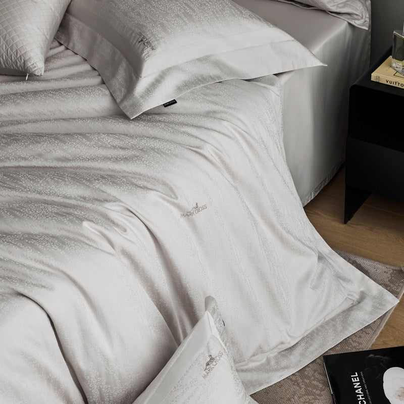 Premium-Bettwäschegarnitur aus Baumwollsatin mit dezentem Jacquard‑Relief und feinem Saum