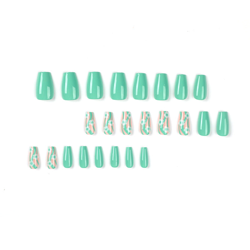 Kunstvolle Nagelverlängerungen im modernen floralem Design Brehn