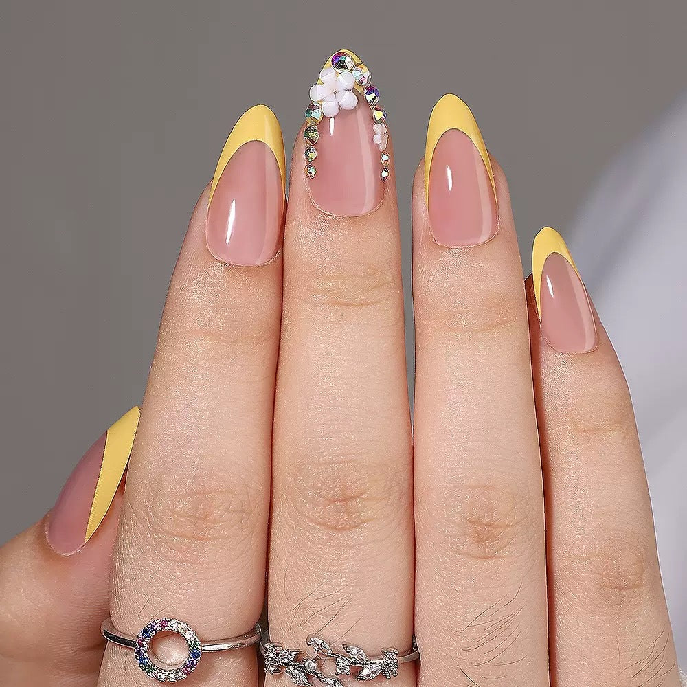 Kunstnagelset mit elegantem französischen Design und 3D-Blumendekoren Brehn