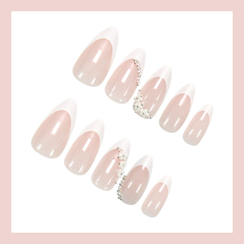 Kunstnagelset mit romantischen Blüten- und Glitzerverzierungen Brehn