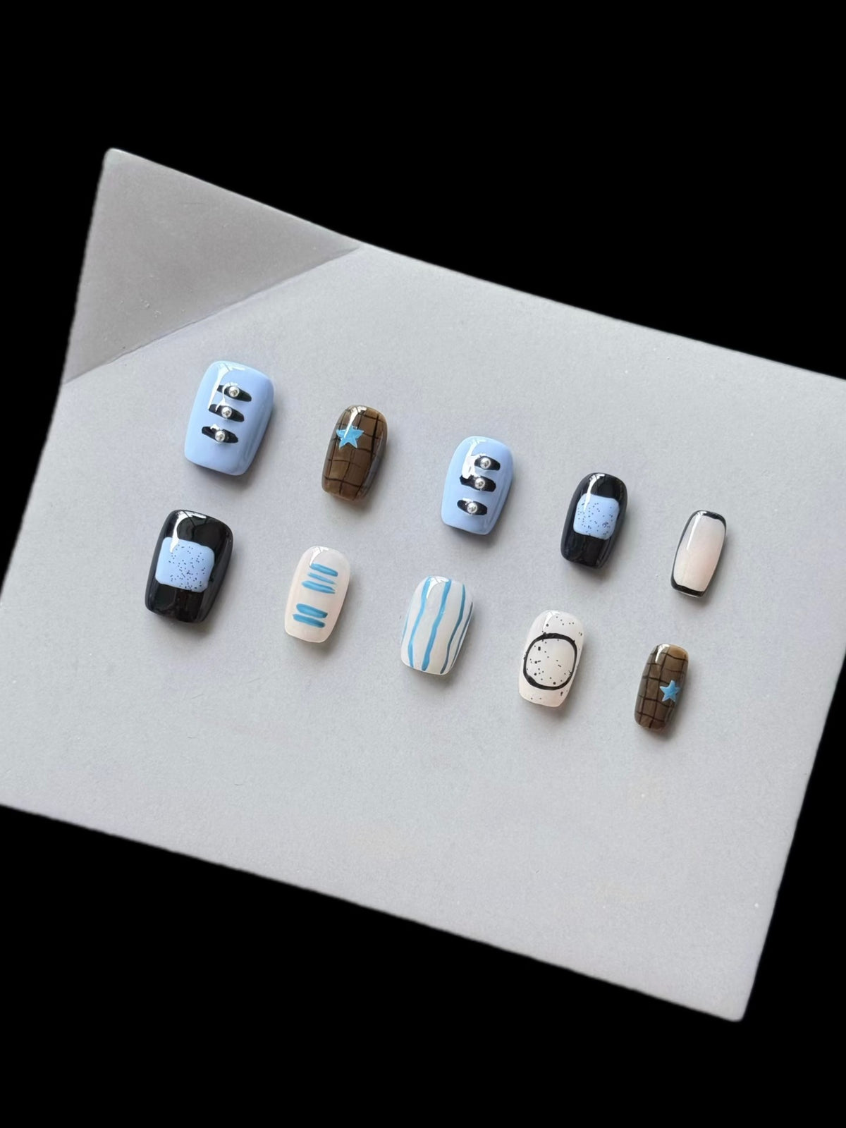 Künstlerisches Press-On Nagelkunst Set mit modernen geometrischen Mustern