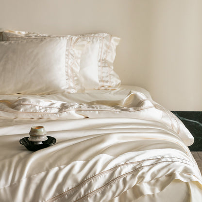 Luxuriöses Satin-Bettwäsche-Set mit Zierborten und seidig-glattem Griff