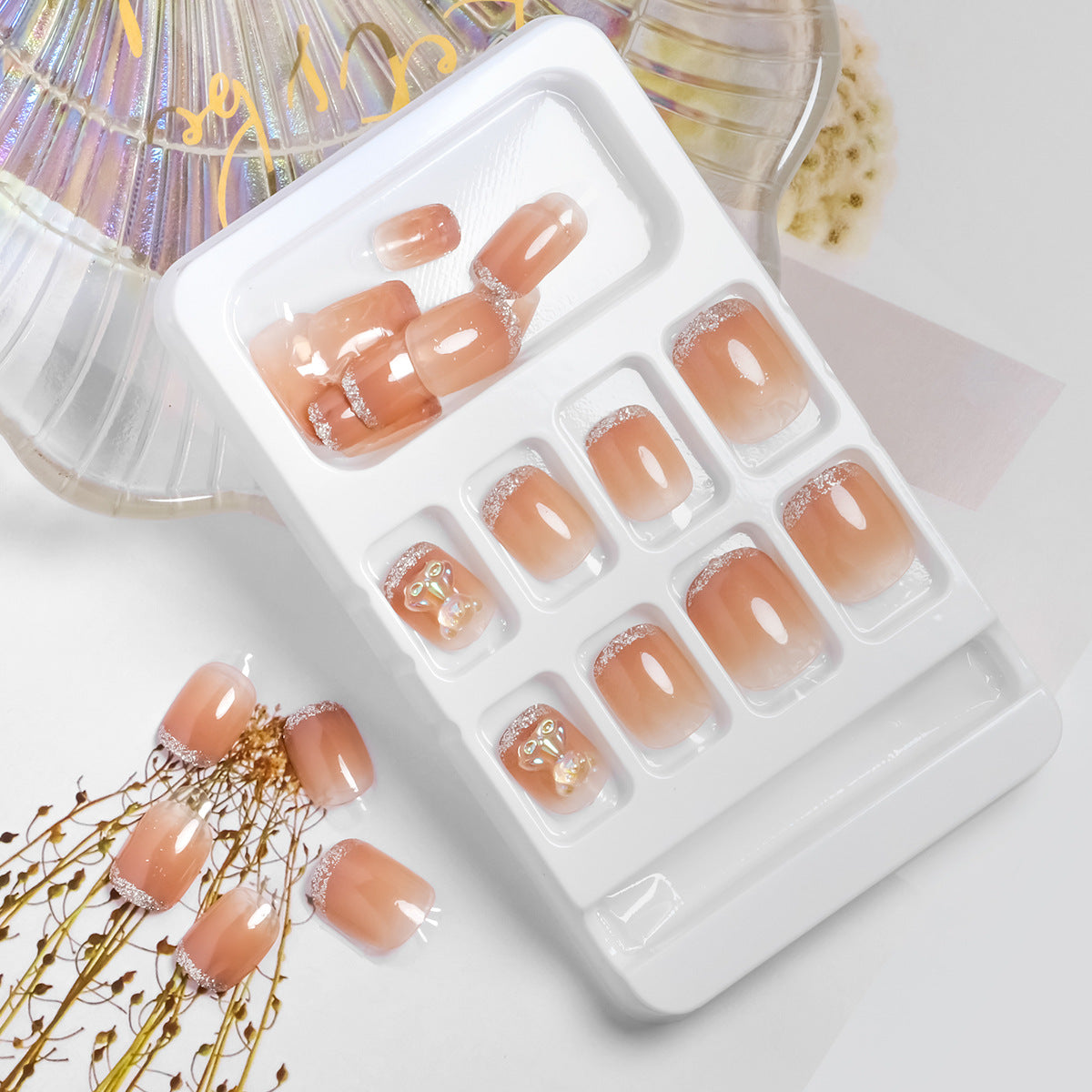 Dekoratives Press-On Nagelset mit Schmetterlingsakzenten Brehn