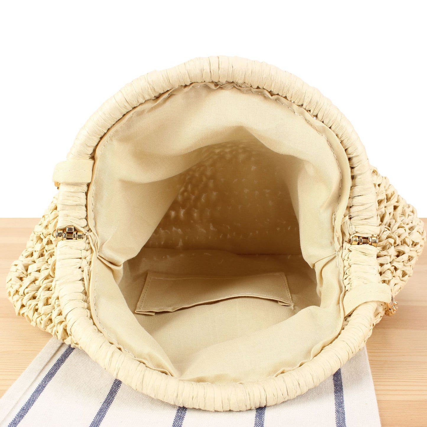 Umhängetasche Aus Handgearbeiteten Naturfasern mit Eleganter Kettenverzierung Brehn