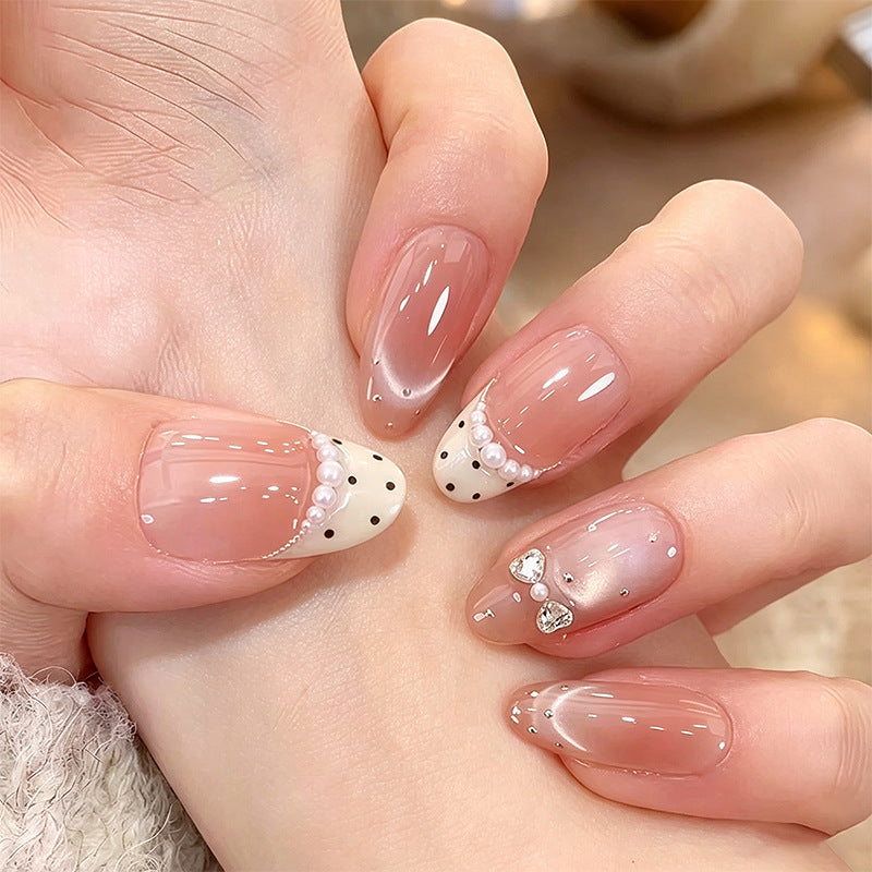 Kunstnagelset mit elegantem französischen Design und zarten Perlenverzierungen Brehn