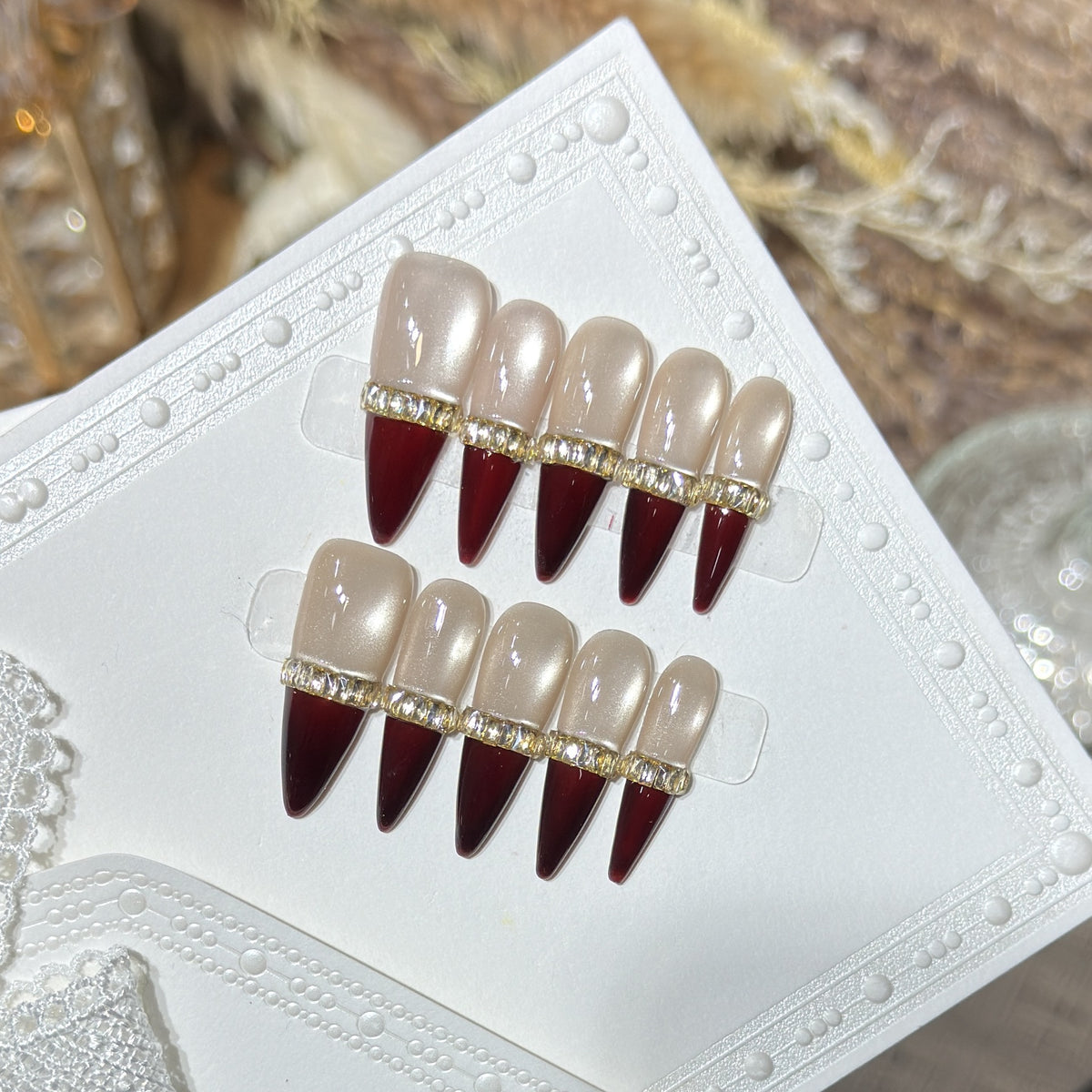 Glamouröses Stiletto Press-On Nail Art Set mit goldenen Akzenten Brehn