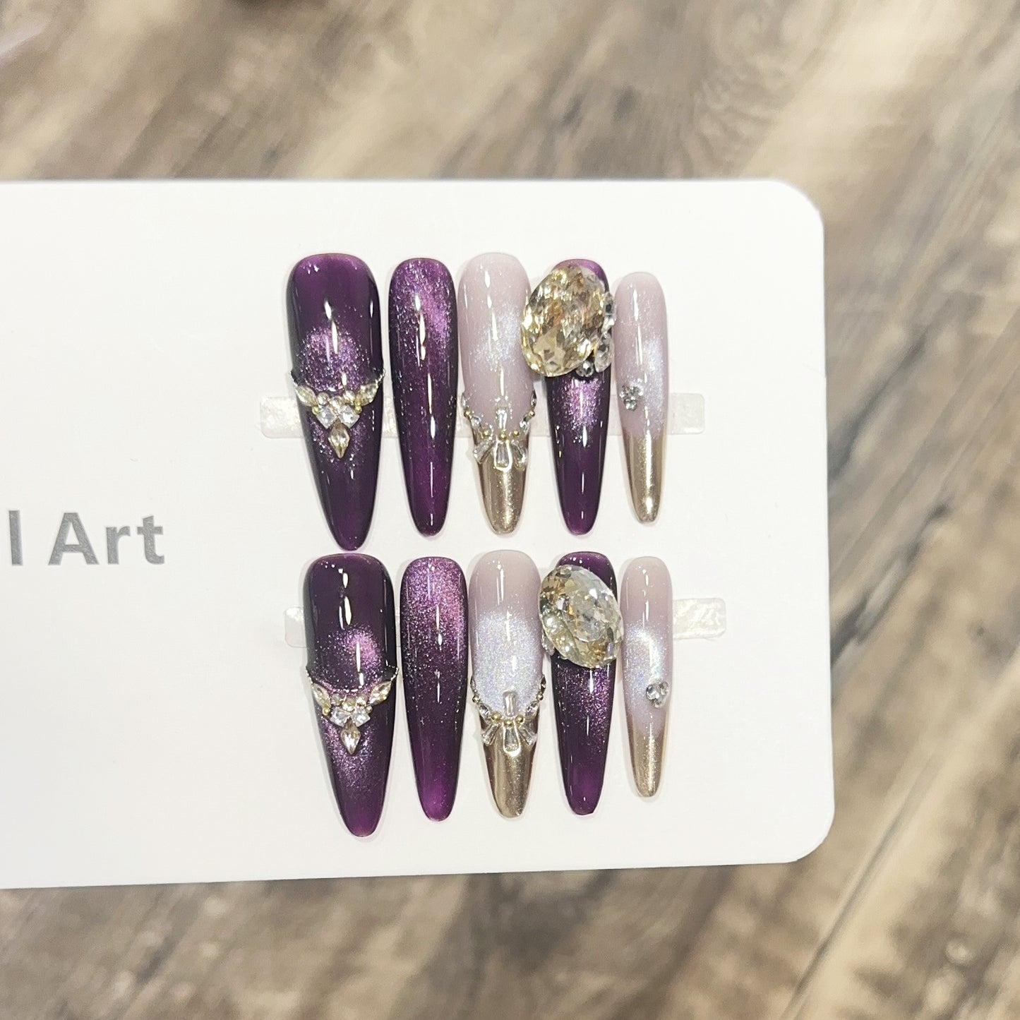 Elegante Stiletto Press-On Nagelset mit dekorativen Juwel-Akzenten Brehn