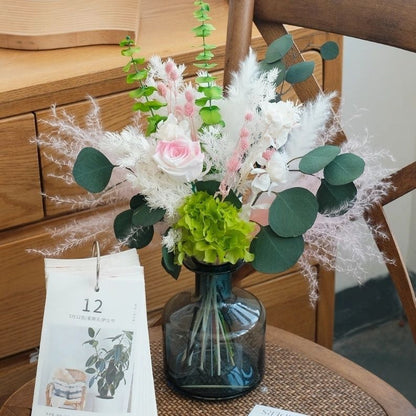 Künstlerische Trockenblumenarrangement