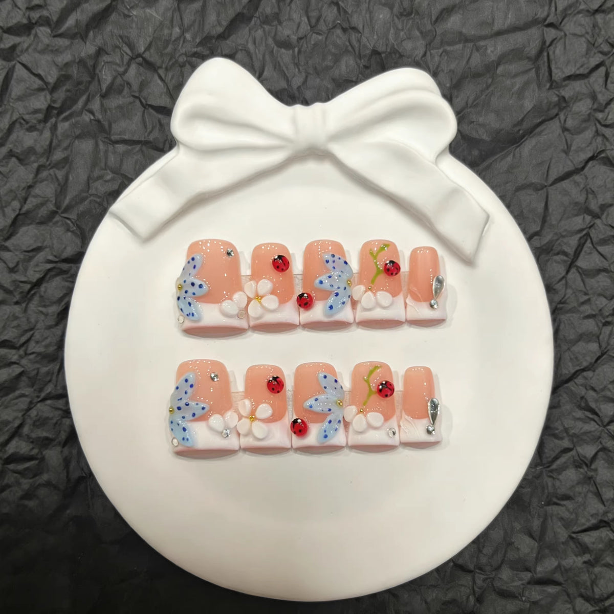 Dekoratives Press-On-Nägel-Set mit Blumen- und Marienkäfer-Designs