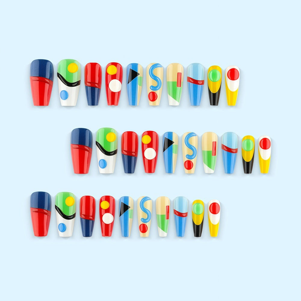 Kreatives Kunstnagelset mit geometrischen Mustern und 3D-Applikationen Brehn