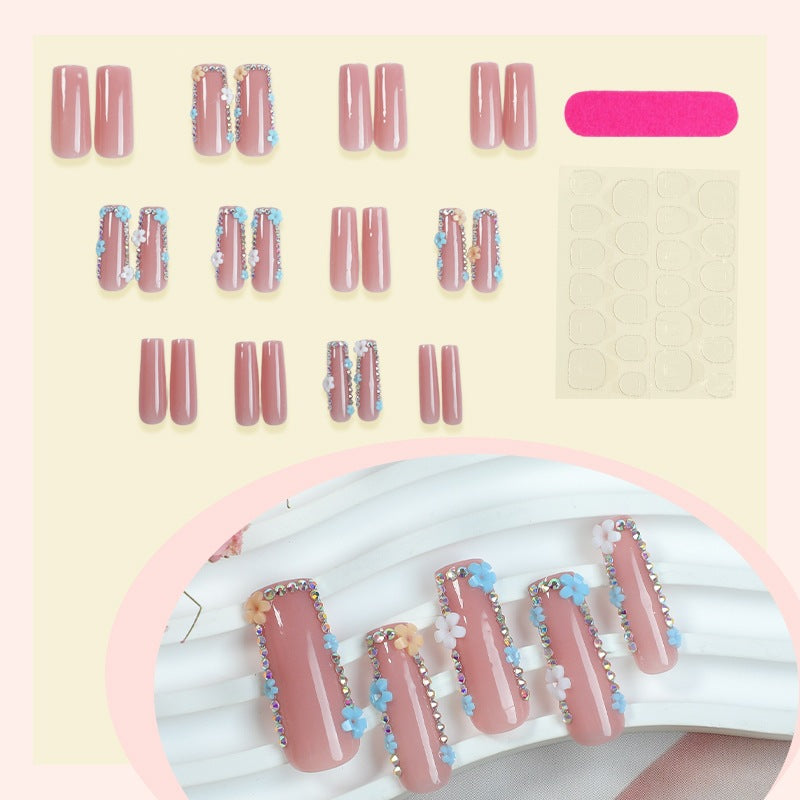 Kunstnagelset mit zarten Blumenverzierungen und Glitzerakzenten Brehn