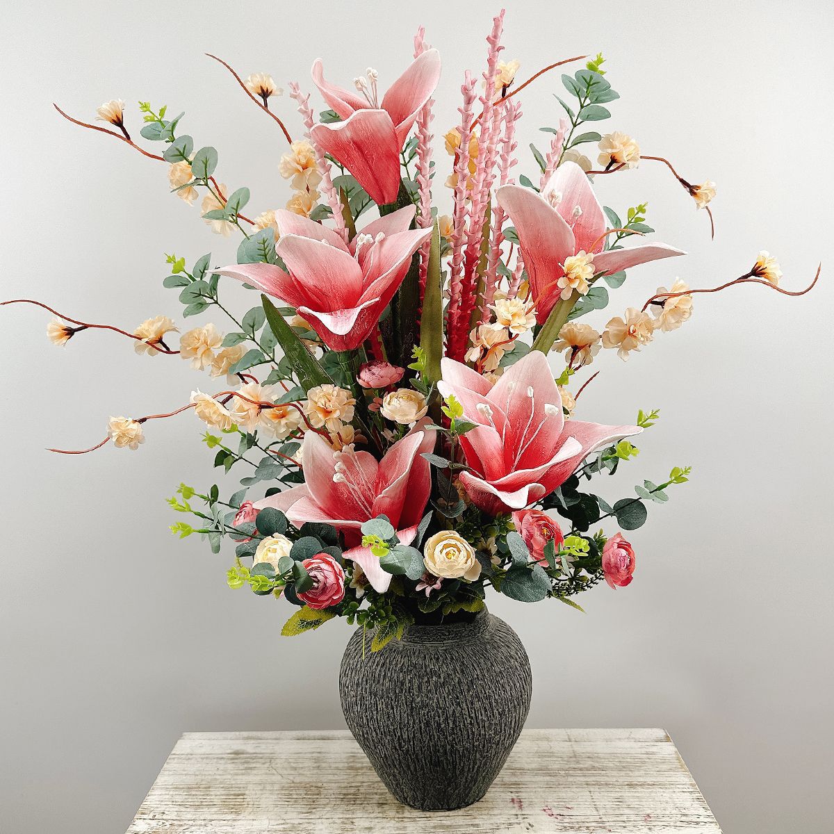 Lebensechte Blumenarrangement in dekorativer Keramikvase