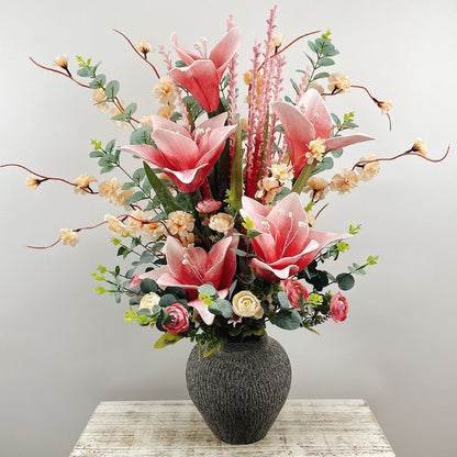 Lebensechte Blumenarrangement in dekorativer Keramikvase