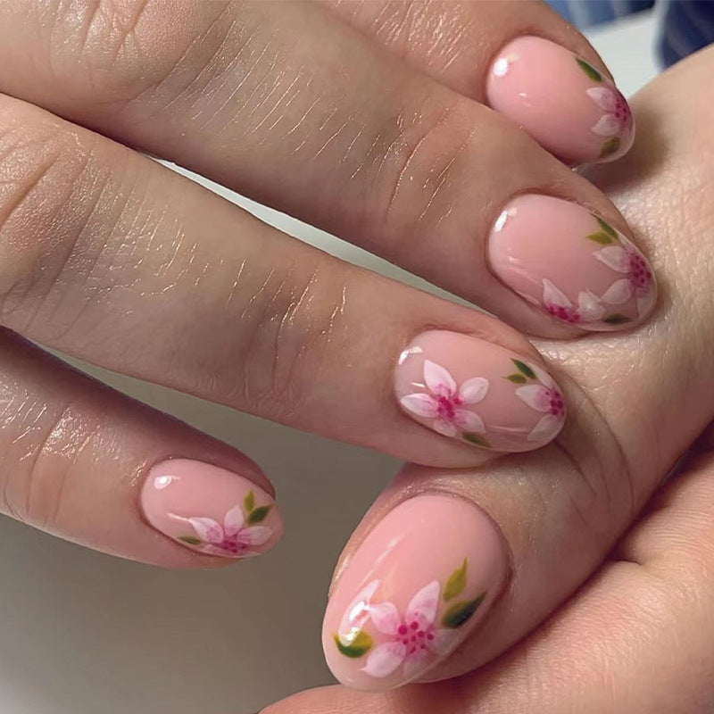 Kunstvolle Nagelkunst mit floralen Akzenten Brehn