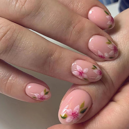 Kunstvolle Nagelkunst mit floralen Akzenten Brehn
