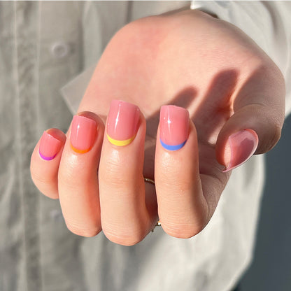 Nagelkunst mit bunten Spitzen Brehn