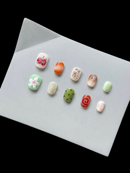 Künstlerisches Press-On-Nagelset mit einzigartigen Skizzen-Designs