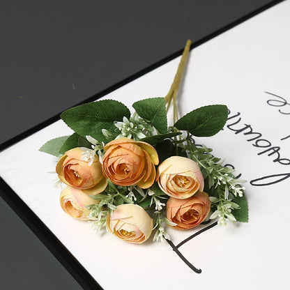 Dekorative Blumenarrangement für die Innendekoration