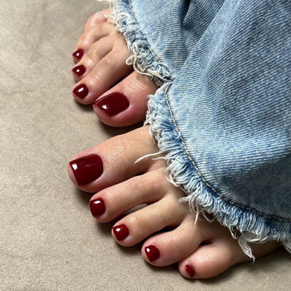 Kunstvolle Fußnagelverzierung mit elegantem Goldakzent Brehn