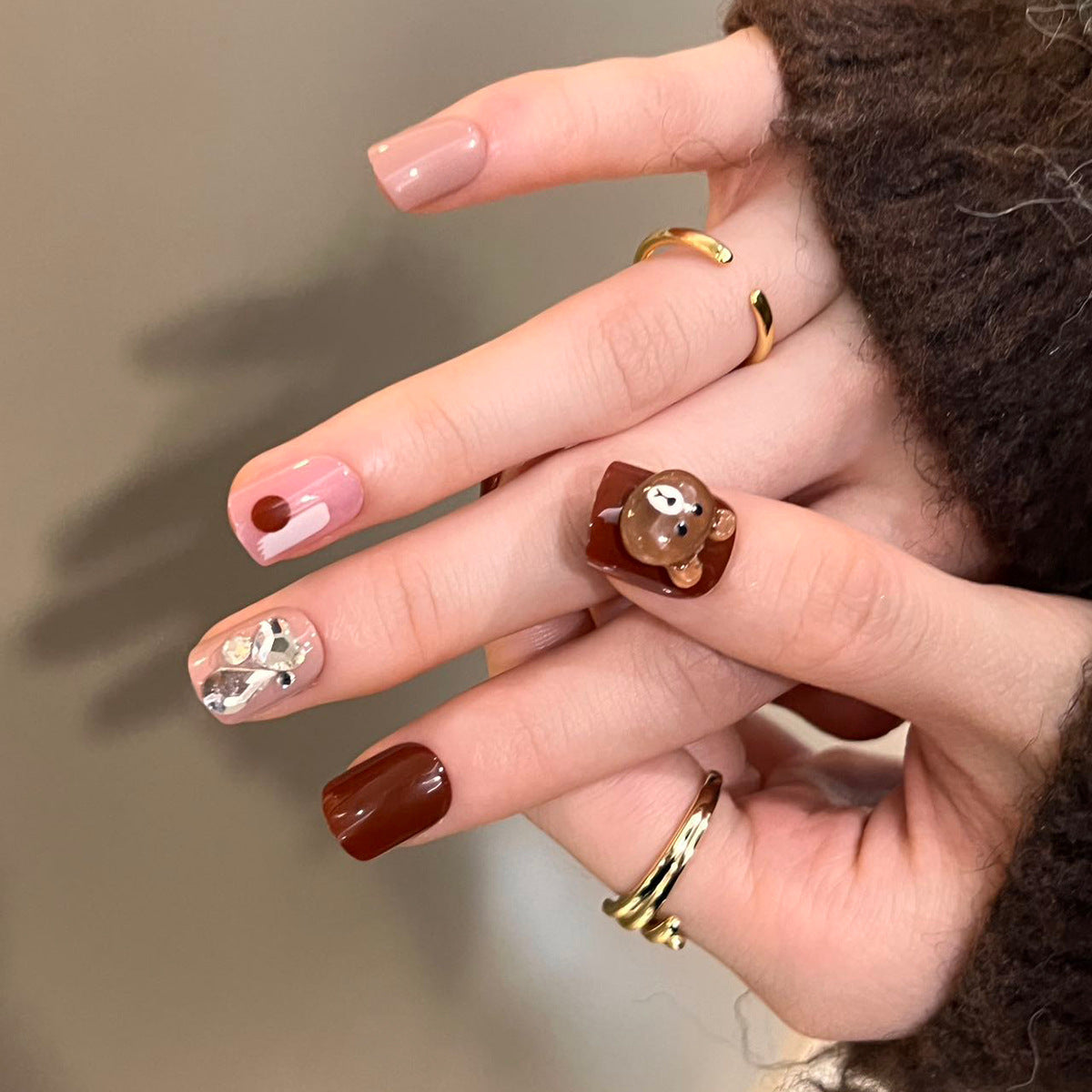 Kunstvolle Nagelverlängerungen mit elegantem Blattmuster Brehn