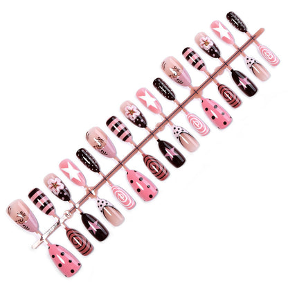 Kunstnagelset mit kreativen Mustern und einzigartigen Designs Brehn