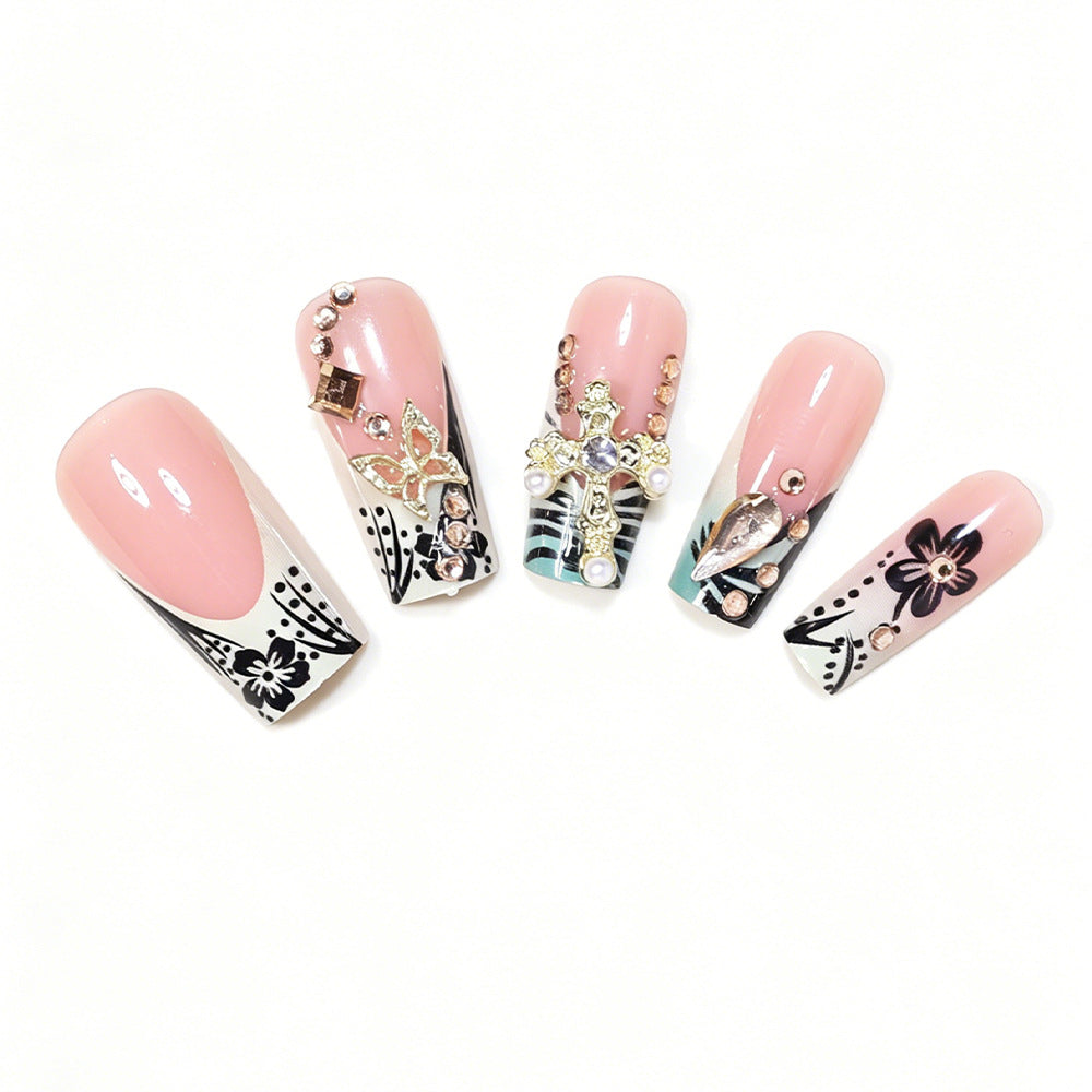 Künstlerisches Stiletto-Nageldesign mit floralen Akzenten und Edelsteinen Brehn