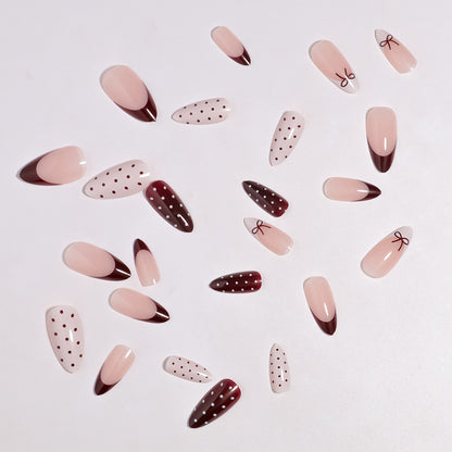 Künstlerisches Press-On-Nagelset mit Schleifen- und Punktdesign Brehn