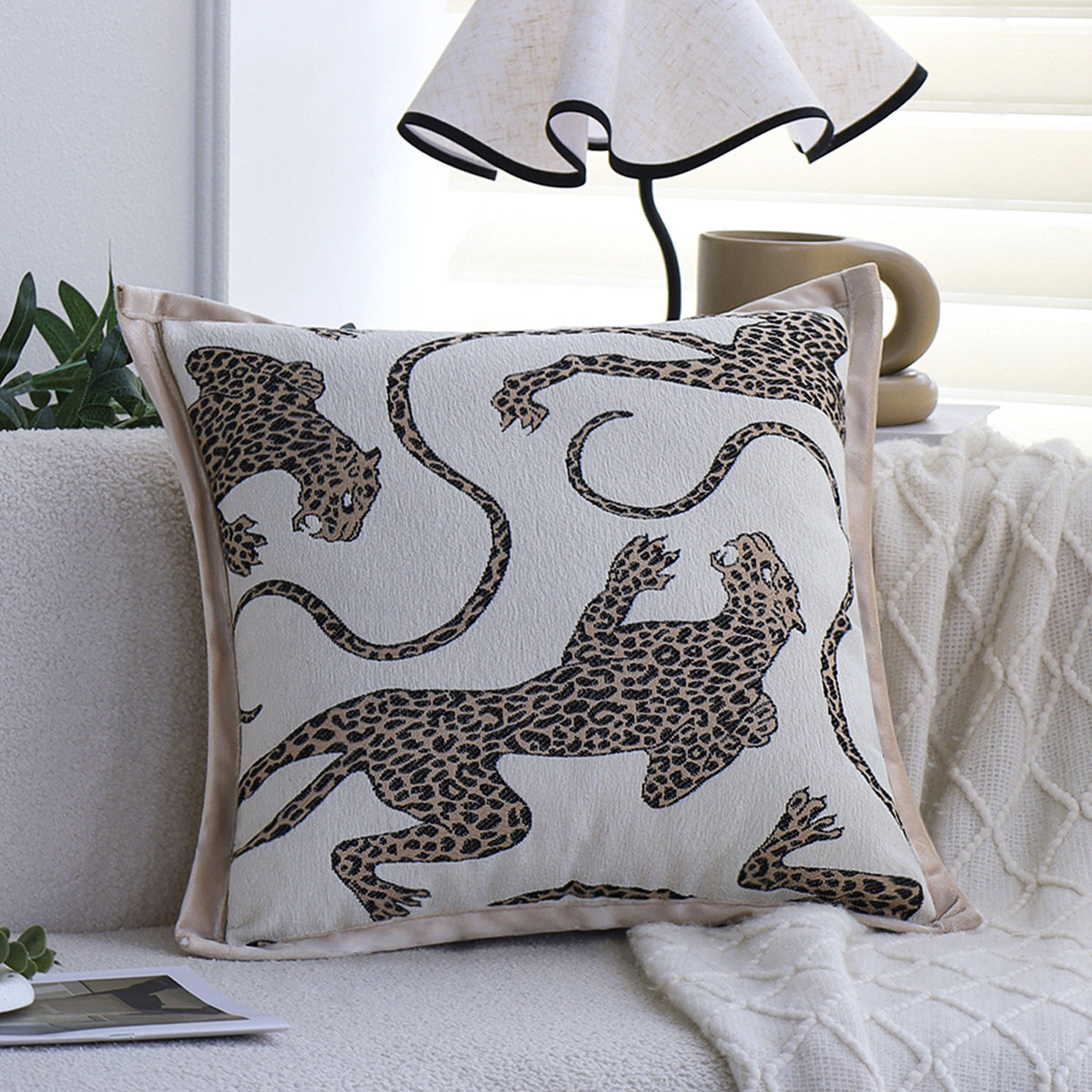 Quadratischer Kissenbezug mit gesticktem Leopardenmuster und Satinpaspel Brehn